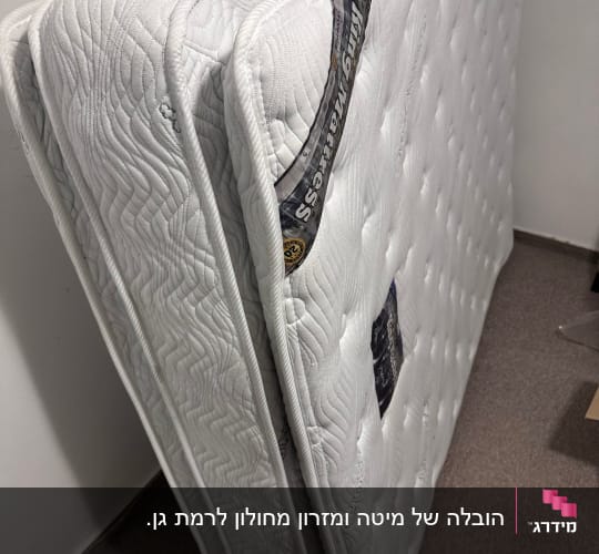 שני מזרנים לבנים עומדים על הרצפה